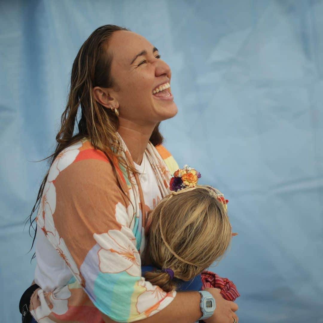 カリッサ・ムーアのインスタグラム：「Thank you Jacksonville for filling my heart ❤️ Looking at the photos from the @moorealoha X @supergirlpro a week later, I can still feel the joy.   A highlight for me was, with the help of Lyndsy and Tiffany, being able to share some of our Hawaiian cultural practices and way of Aloha. Seeing the girls make lei po’o and dance hula was very special to me.  Mahalo to everyone who made this event possible. The @supergirlpro team @surfrider @hurley @e_hula_mai_dance_academy  @surfcoachmotes @leihookano @sunbum @gomacro @fcs_surf and all the incredible young ladies who participated… it was because of you that this day was so meaningful 🥰🫶🏻 #givemoorealoha」