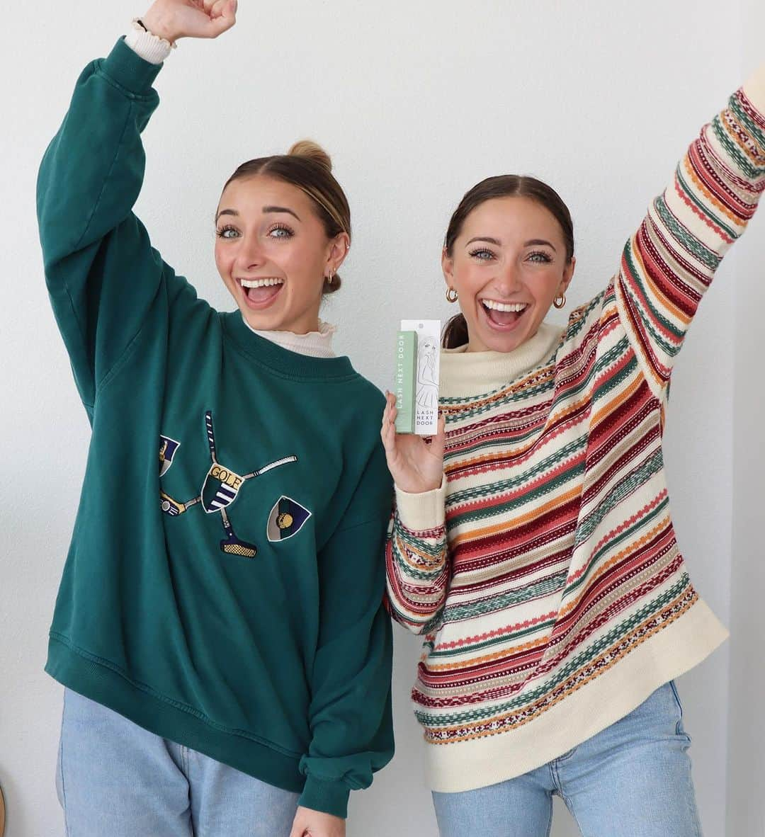 Brooklyn and Baileyのインスタグラム：「We are finally announcing the @lashnextdoor new packaging!! The mascara glow up is real👏🏼 Let us know what you think!   Ps. Don’t worry, same product, different look 😉」