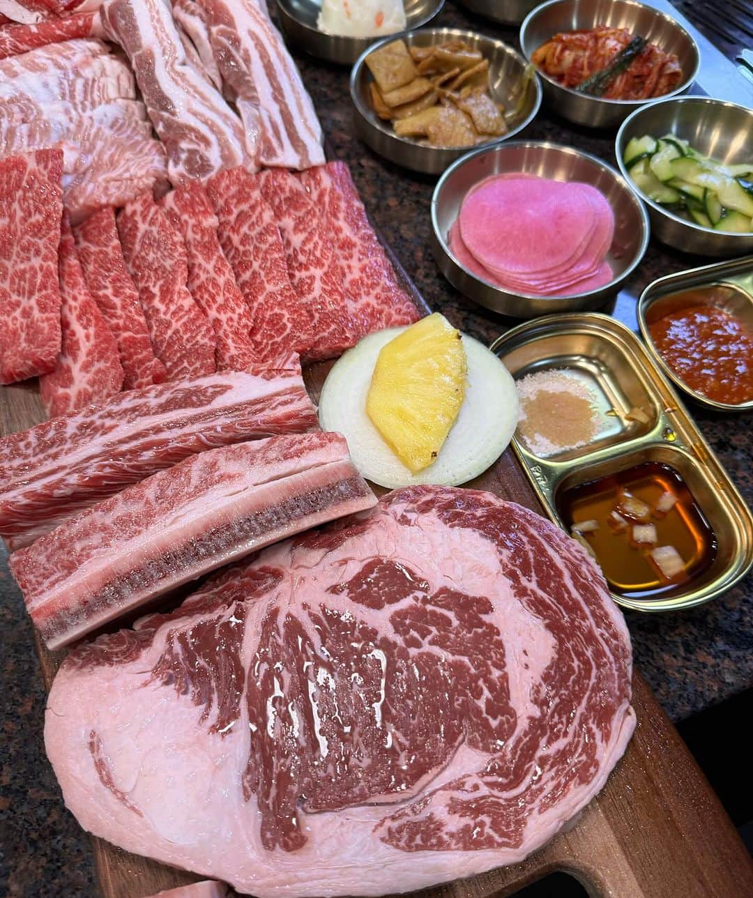 ライナ・ホワンさんのインスタグラム写真 - (ライナ・ホワンInstagram)「Some of the best quality meats 🥩 for kbbq @seoulnspiritsbbq 👀 if you want some good protein this weekend come by and dine here 🥹🤤🤤」11月19日 3時41分 - rainaiscrazy