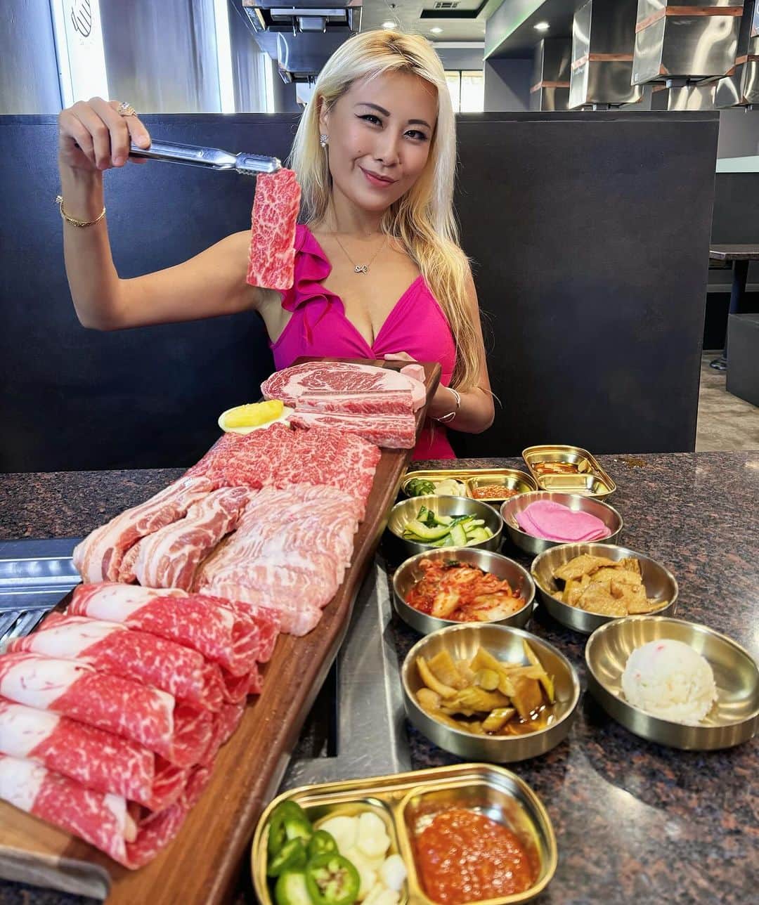 ライナ・ホワンのインスタグラム：「Some of the best quality meats 🥩 for kbbq @seoulnspiritsbbq 👀 if you want some good protein this weekend come by and dine here 🥹🤤🤤」