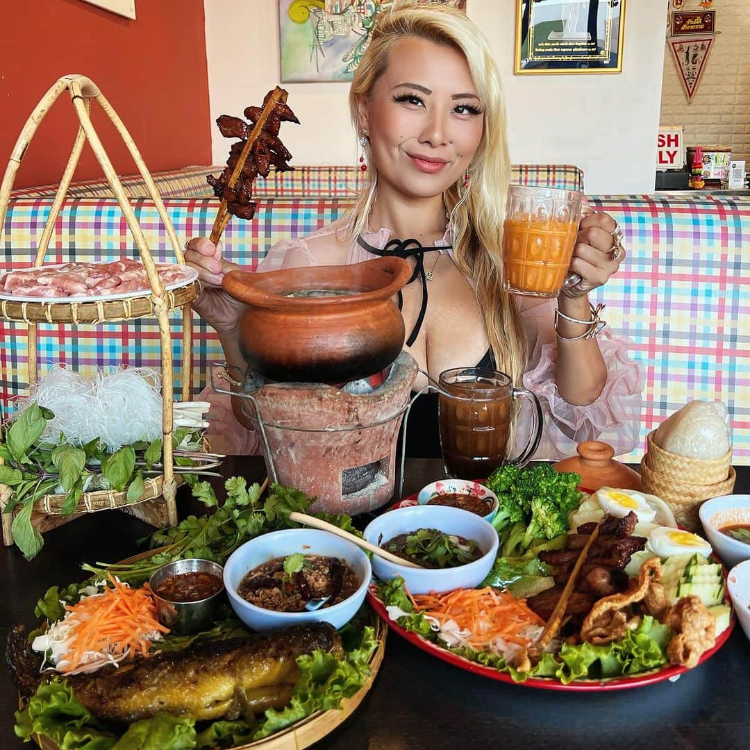 ライナ・ホワンのインスタグラム：「If you’re looking for a Thai spot this weekend check out @isaanstation 🥹🥹 they have such beautiful and delicious dishes and my first time experience this hot stone pot in a Thai restaurant ✨」