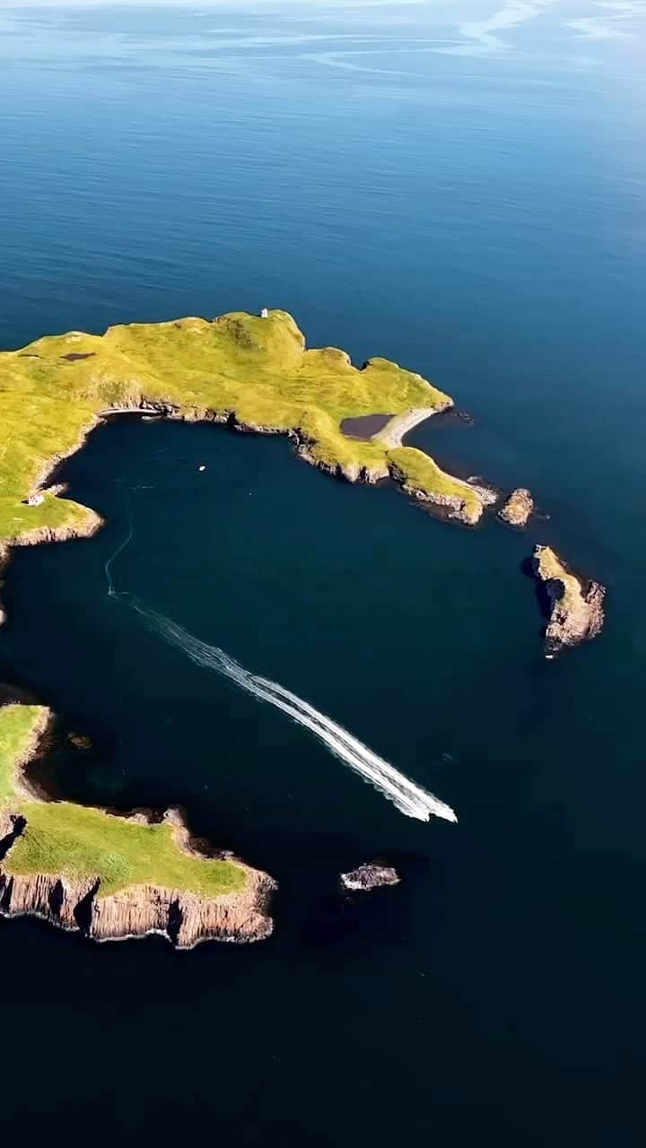 クリス・バーカードのインスタグラム：「A summer I won’t soon be forgetting. Elliðaey Island’s leftover caldera is a sight to behold from above. It’s always unique when you see research a place on google earth and it turns out to be way cooler than you imagined.   📷 by @schlerm」