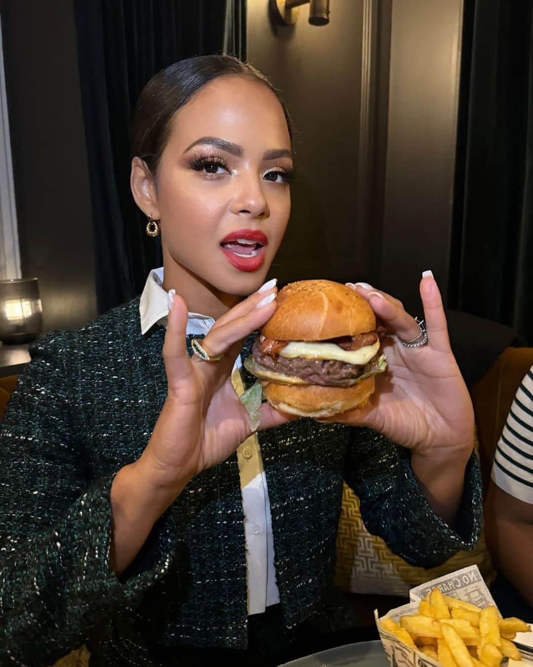 クリスティーナ・ミリアンのインスタグラム：「Don’t let the glam fool you.. I still love a juicy burger at the end of the night. Pinky’s up! 🤤🍔🤩  Photo: @stephanetasi」