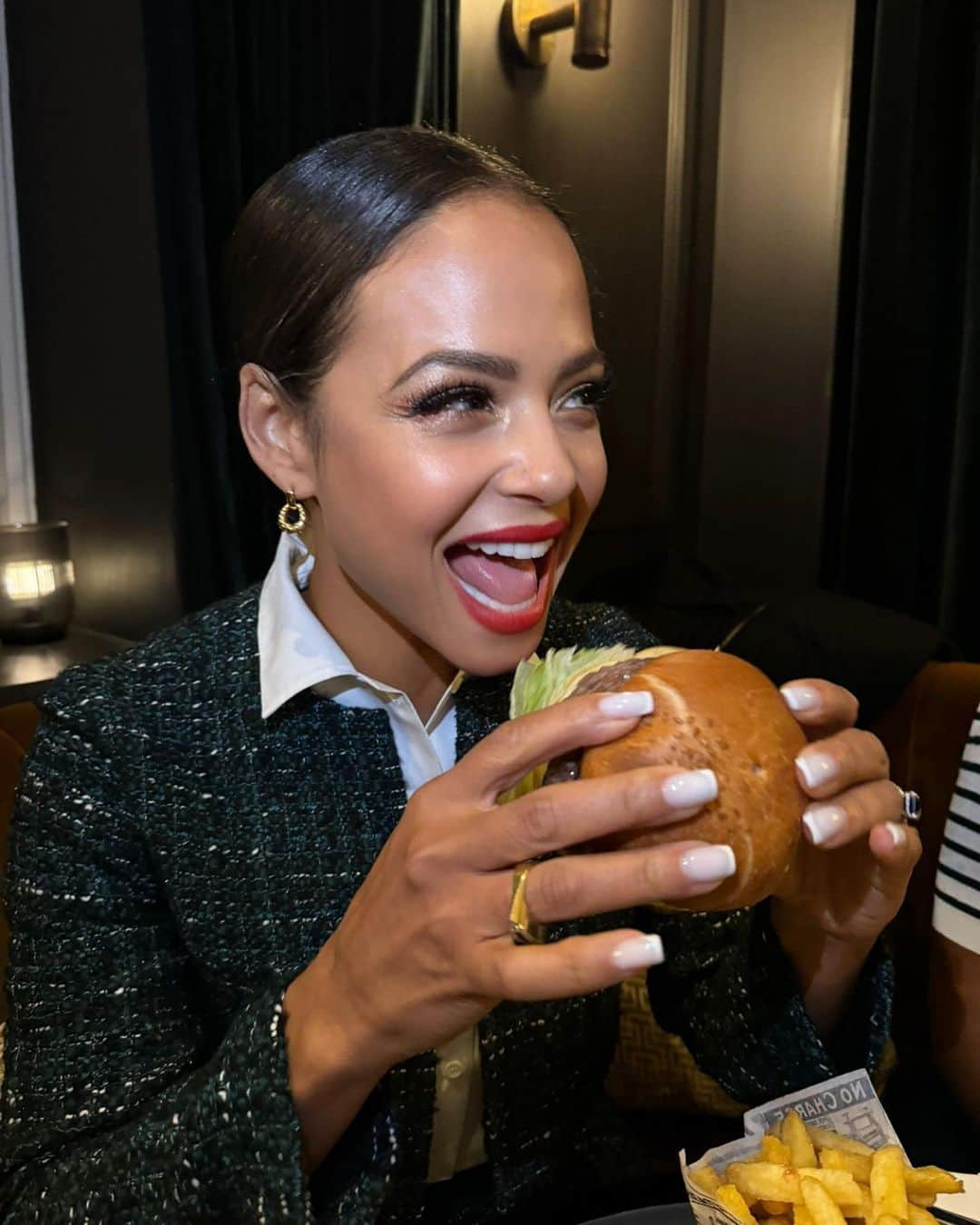 クリスティーナ・ミリアンさんのインスタグラム写真 - (クリスティーナ・ミリアンInstagram)「Don’t let the glam fool you.. I still love a juicy burger at the end of the night. Pinky’s up! 🤤🍔🤩  Photo: @stephanetasi」11月19日 3時50分 - christinamilian