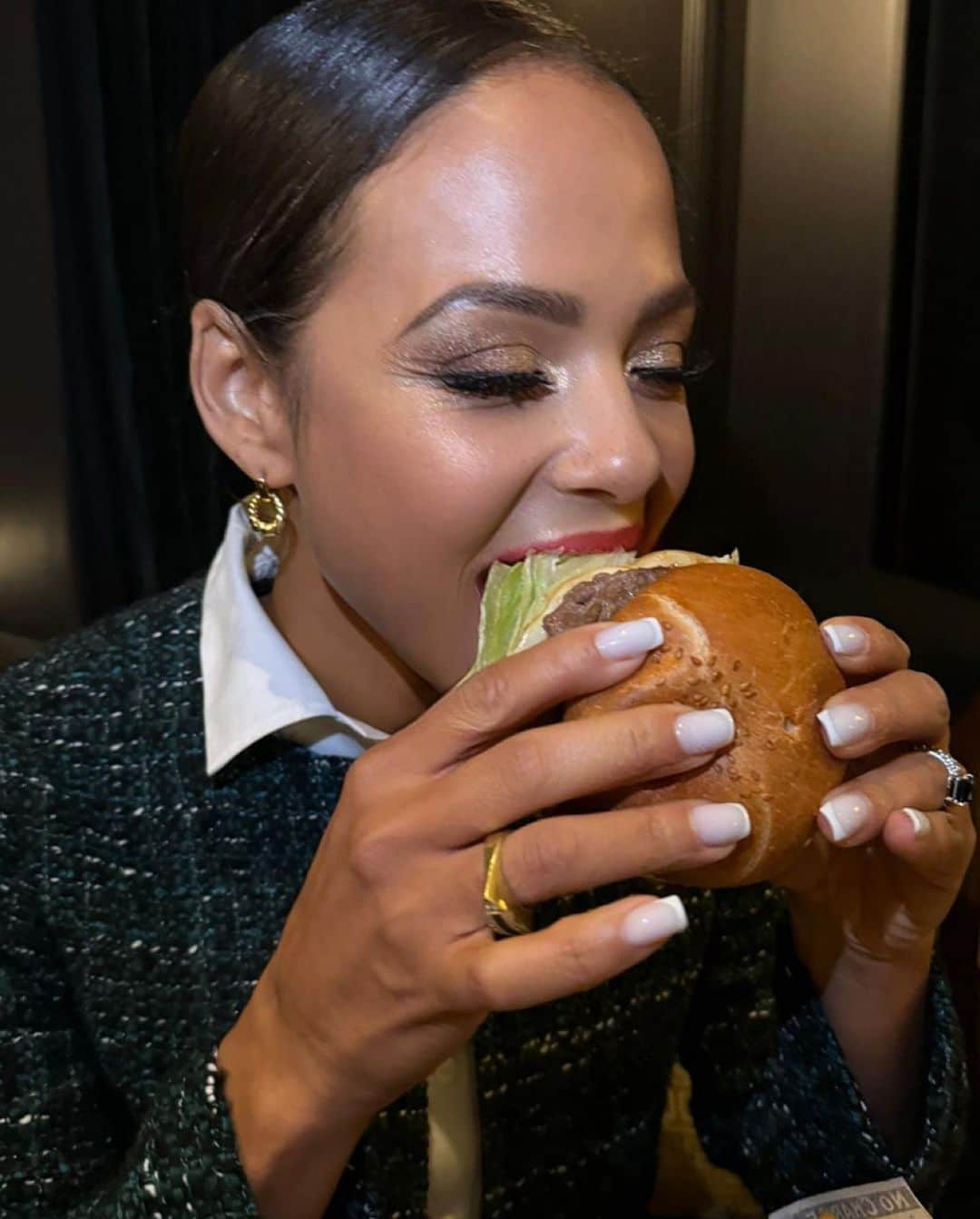 クリスティーナ・ミリアンさんのインスタグラム写真 - (クリスティーナ・ミリアンInstagram)「Don’t let the glam fool you.. I still love a juicy burger at the end of the night. Pinky’s up! 🤤🍔🤩  Photo: @stephanetasi」11月19日 3時50分 - christinamilian