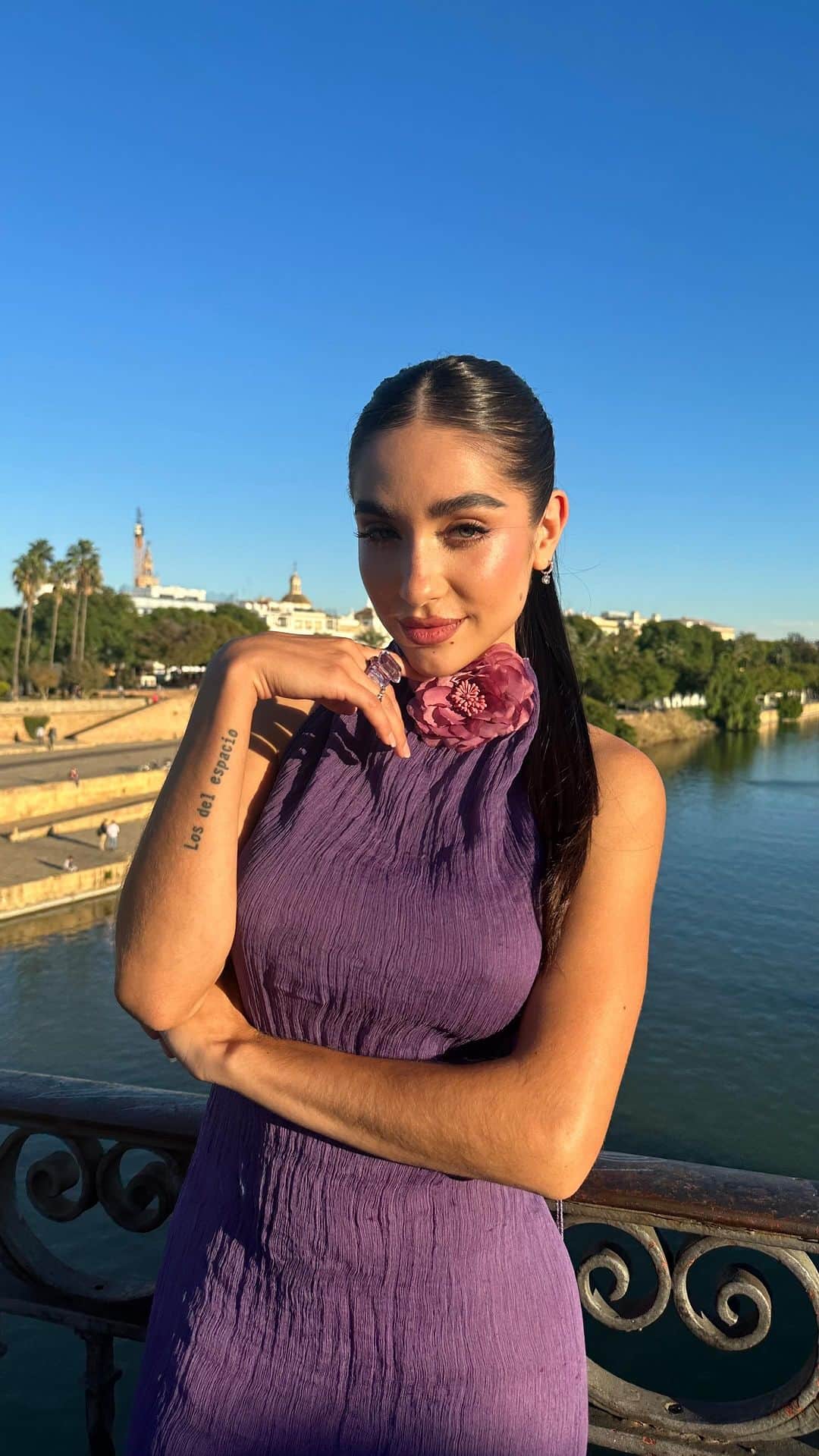 Instagramのインスタグラム：「“I am super happy to be here and I’m very fortunate to be witnessing this beauty — being able to be here working on what I love.” —Argentine artist @mariabecerra (Maria Becerra) ♥️🎶  Maria knows that practice makes perfect. Before performing at Thursday’s @latingrammys, the four-time nominee took to the streets of Seville with a smile, a saxophone and her pre-show staple. 😊 🎷🍵  “It’s NOT tea. If you are from Argentina, you know — it’s maté,” says Maria. “Maté is like a warm hug. It’s delicious.”  Hanging with Maria also feels like a warm hug. Get to know the singer as she soaks in the embrace of loyal fans, the Seville sunshine and some surprisingly sweet “dulces” ahead of the show. ☀️🍭💚  Music by @mariabecerra」