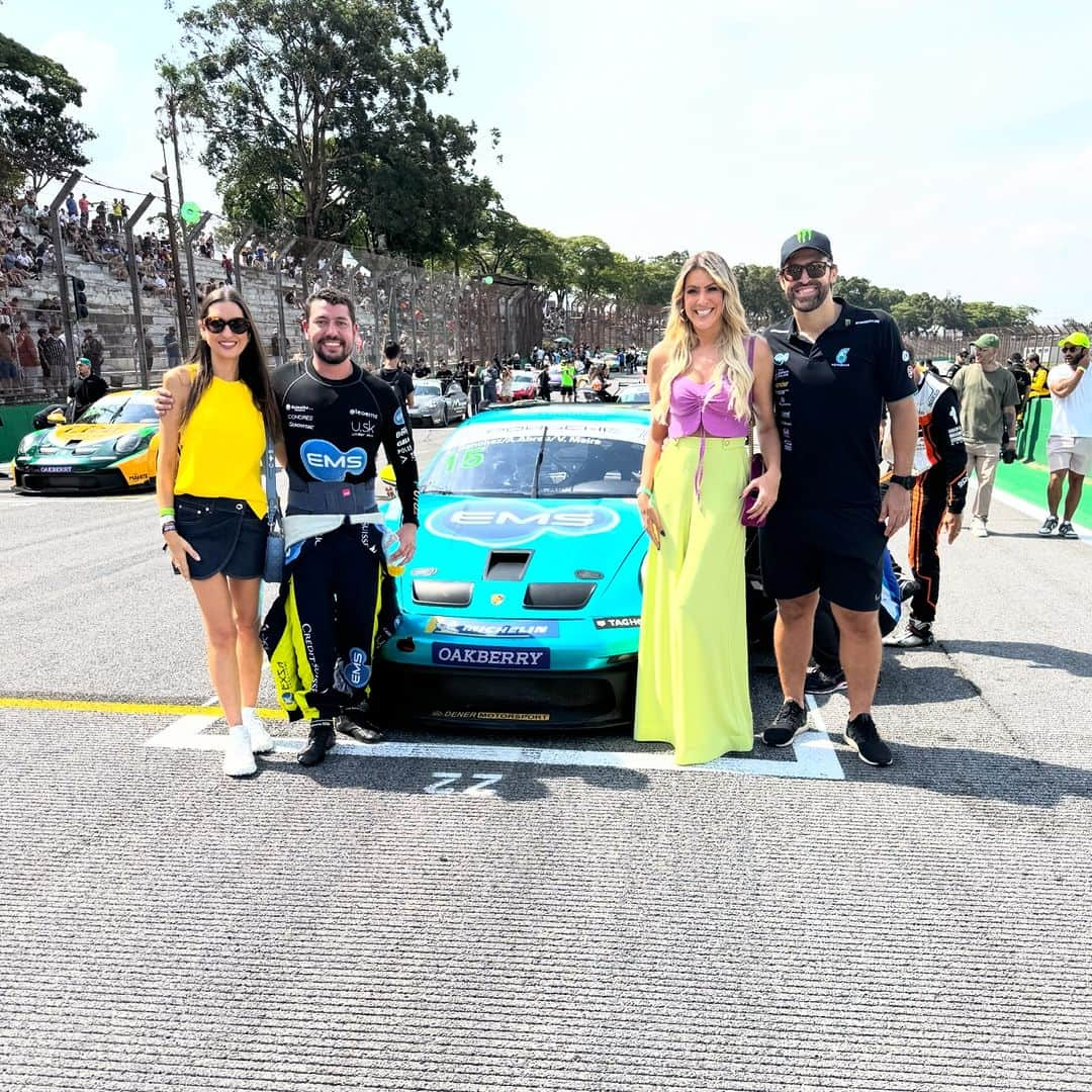 レナータ・ファンさんのインスタグラム写真 - (レナータ・ファンInstagram)「Na torcida por @leosancheztv  @vitormeira e @atilaabreu51 na Porsche Cup Brasil  Aqui no grid de largada com Carol Sanchez, esposa do Leo. Muitas horas de adrenalina e emoção em Interlagos」11月19日 3時47分 - renatafan