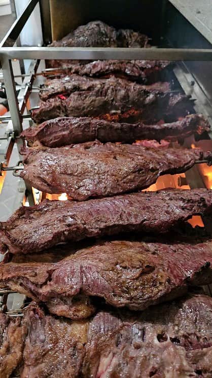 Cesar Gonzalez Cocineroのインスタグラム：「Quién sabe que es esto?  📍@mordiscomiami  Ya estamos a muy pocos días de abrir, por ahora estamos vendiendo Hallacas, Pernil, Pan de Jamón etc etc etc para sus eventos y fiestas. Escríbeme al WhatsApp 7862578015 Para pedidos」