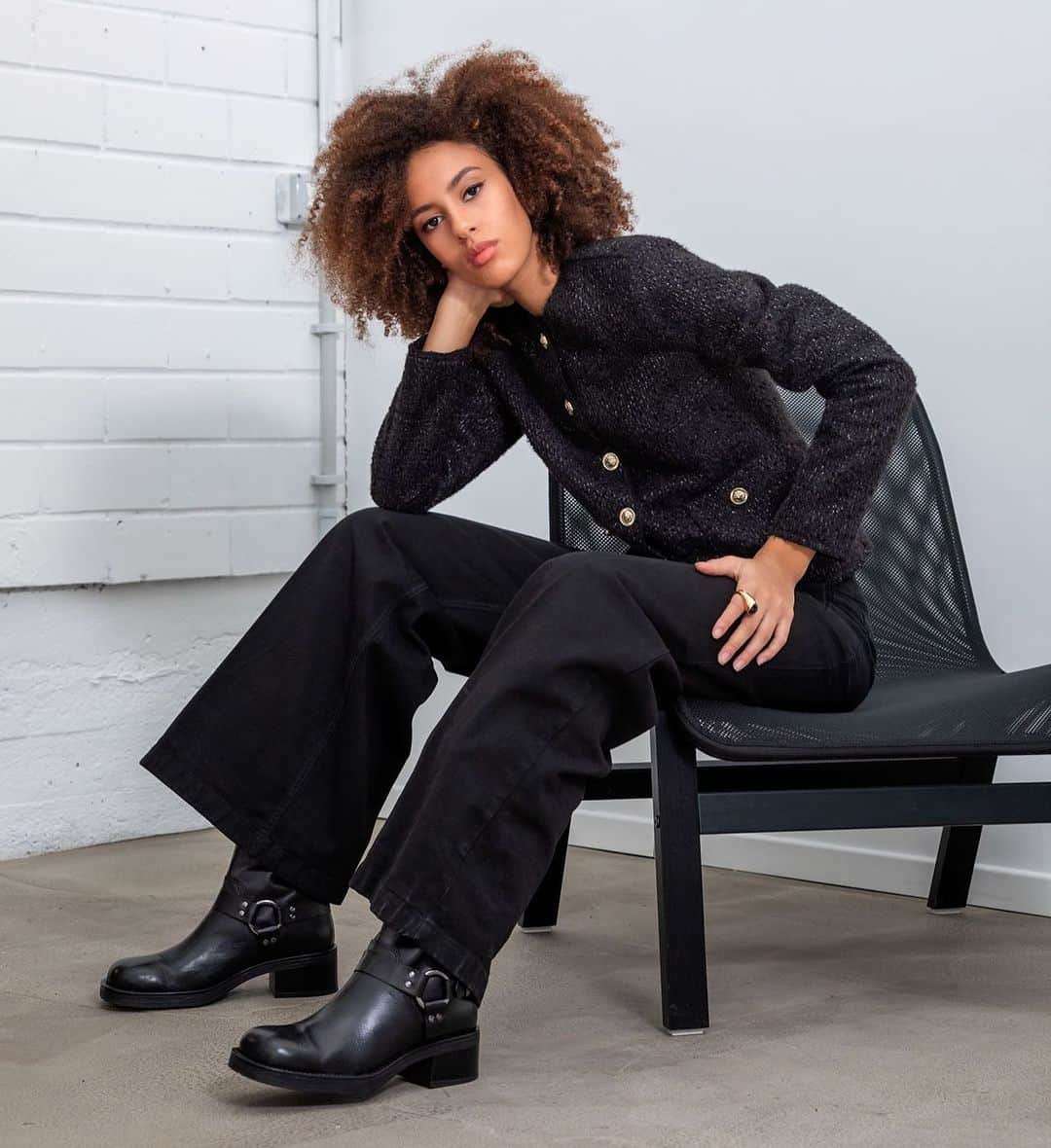 のインスタグラム：「Look total black. La tendenza più chic. Ci sono colori che sono per sempre. Scopri il look in boutique:  Via Del Tritone, 92 - Roma  Via Cola Di Rienzo, 131 - Roma  Via Nazionale, 234 - Roma  Via Frattina, 34/A - Roma Viale Libia, 17 - Roma Via Salaria, 12/14 - Roma  Piazza Regina Margherita, 23/24 - Roma  Via Luigi Settembrini, 36 - Roma Corso Porta Borsari, 32B - Verona  Head Quarter   Via Montorio Romano, 36 - Roma  #compagniaitaliana #fallwinter #newcollection #fw23 #madeinitaly #fashion #madeforwoman #mood #dress #contemporary #wintermood #chic #elegant #skirt #coat」