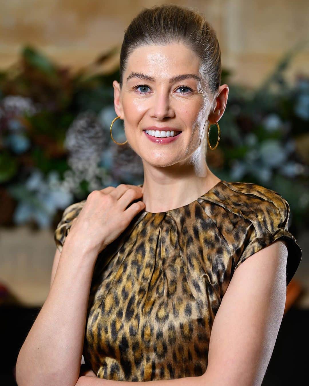 Just Jaredさんのインスタグラム写真 - (Just JaredInstagram)「Rosamund Pike wears a cheetah-print dress to a special screening of her new movie “Saltburn,” which is out in theaters now! #RosamundPike #Saltburn Photos: Getty」11月19日 3時52分 - justjared