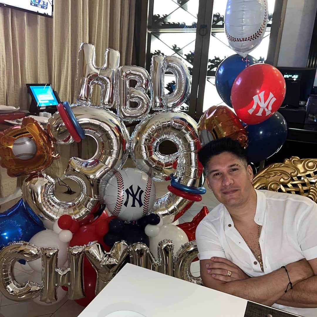のインスタグラム：「"Hoy celebro la vida, le doy gracias a Dios por todas las bendiciones recibidas y las que están por venir 🙏🏻", el mensaje de #ChynoMiranda tras la celebración de su cumpleaños. 🎂🥳✨ ¡Muchas felicidades!  📸: chynomiranda」