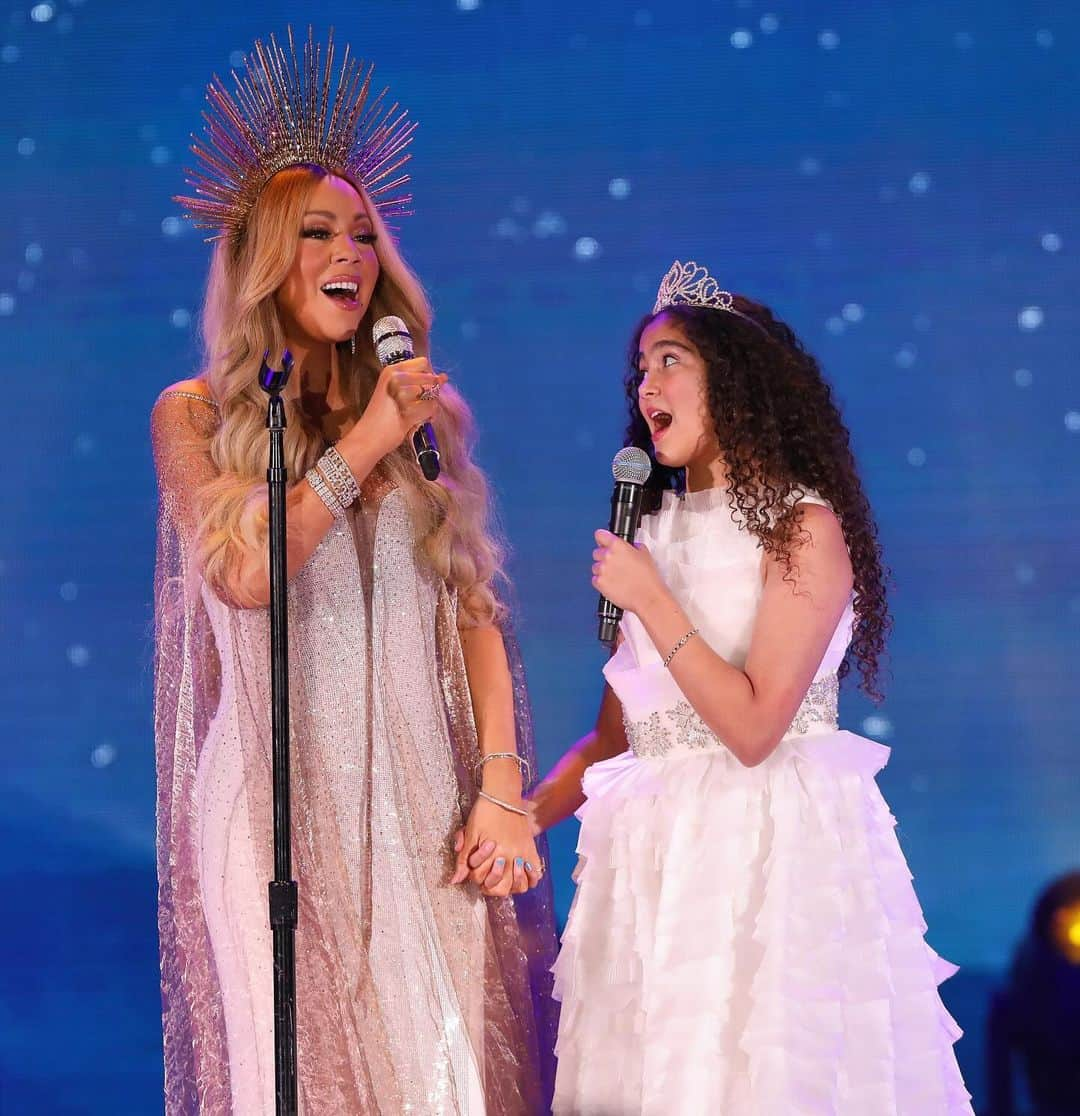 マライア・キャリーのインスタグラム：「Night 1 @hollywoodbowl - we made it snow in LA!! ❄️❄️❄️ Thank you for such a special night, let’s do it again tomorrow! 🎉🎄❤️ 📸 Randall Michelson」