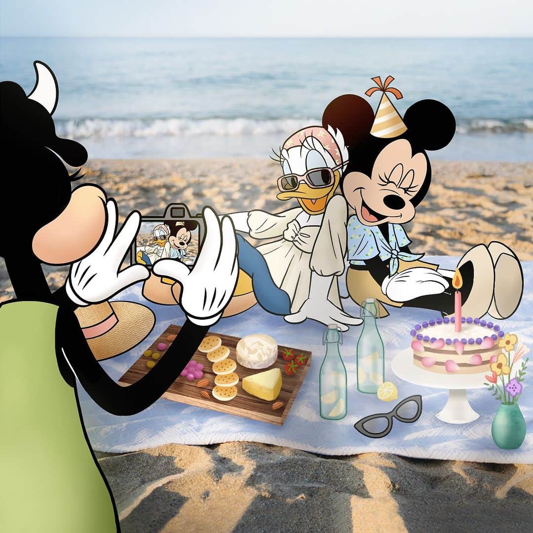 ミニーマウスのインスタグラム：「Isn’t this birthday picnic just wonderful? Can’t believe there’s more fun to be had at our party later! Hope you can make it! 🌊☀️⛱️」