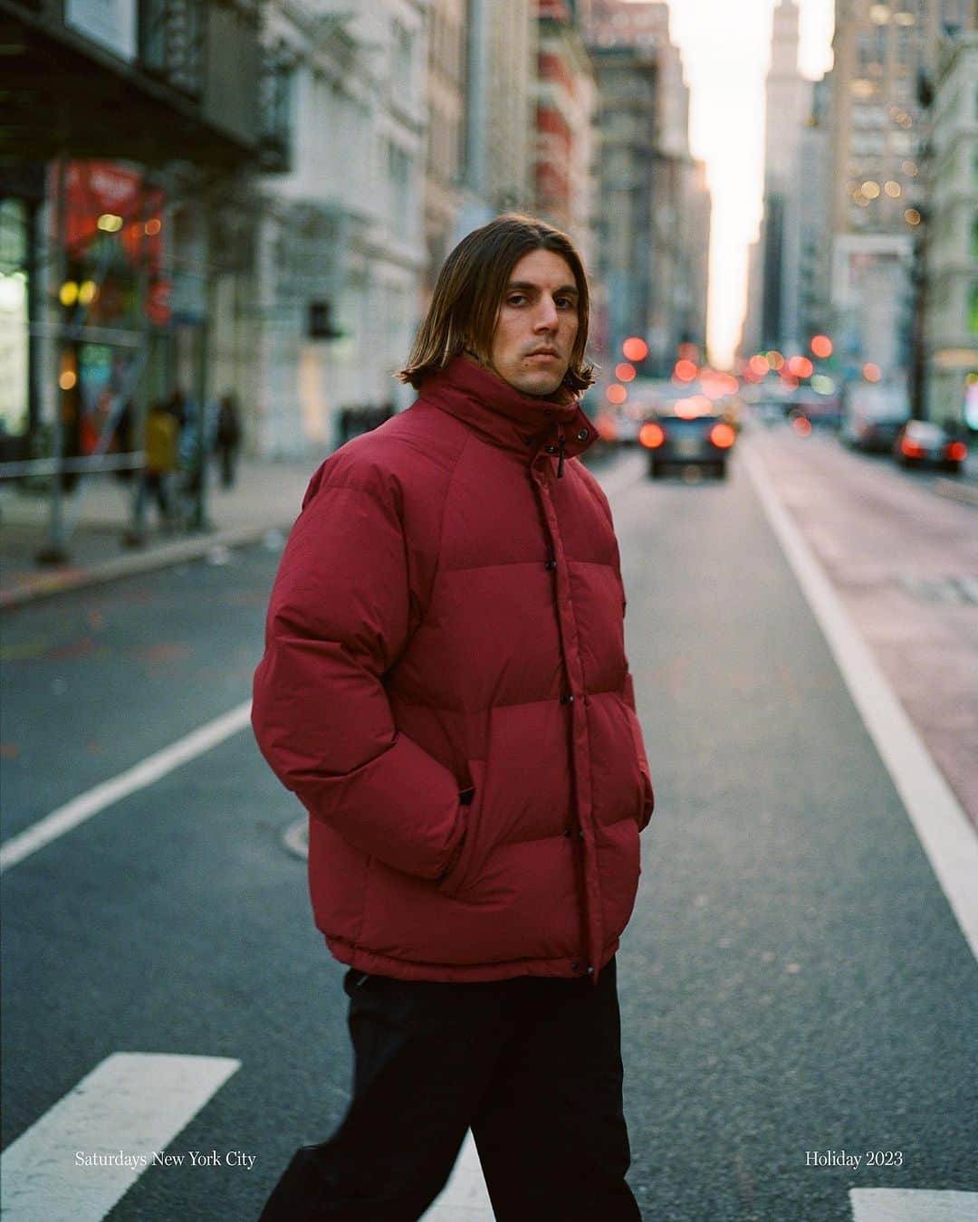 サタデーズのインスタグラム：「Evening walk through TriBeca with @catz4ever in some of our Holiday '23 essentials. #saturdaysnyc」