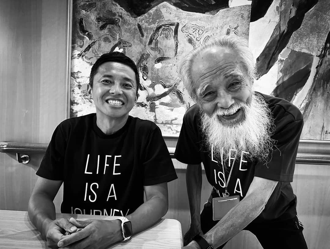 GAKU-MCさんのインスタグラム写真 - (GAKU-MCInstagram)「洋上生活もぼちぼち終わりが見えてまいりました。  トークショーを2回。そしてライブは3回。サッカー大会 "GAKU-FC"も開催したりしながら、楽しい時間を過ごしております。  二十代からシニア層まで。日本人だけでなくアジア圏の方達も同居する Peace Boat はまさにグローバルシップです。  ライブでノリノリに踊ってくださりTシャツを購入してくれたこの方は87才。めちゃくちゃファンキーなダンスをかましながら、僕のライブを楽しんでくださいました。嬉しい。   合言葉は 『LIFE IS A JOURNEY』  良い旅を👍　   #gakumc #トラベラー #traveller #travel #travelgram #journey #lifeisajourney #PEACEBOAT #ピースボート #船旅 #男旅 #チャレンジャー #一期一会　#gopro 　#goproのある生活」11月19日 4時12分 - gaku_mc