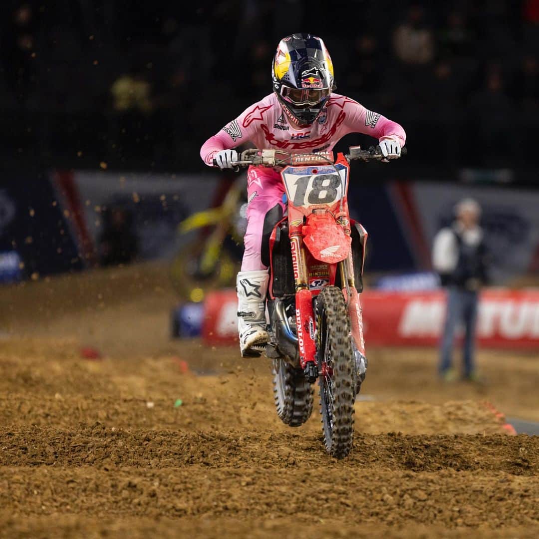 Racer X Onlineのインスタグラム：「Jett Lawrence takes the night one Superpole 🔥 What are your podium picks for the SX1 races⁉️ @supercross_de_paris Photos @crunch724 #ParisSupercross」