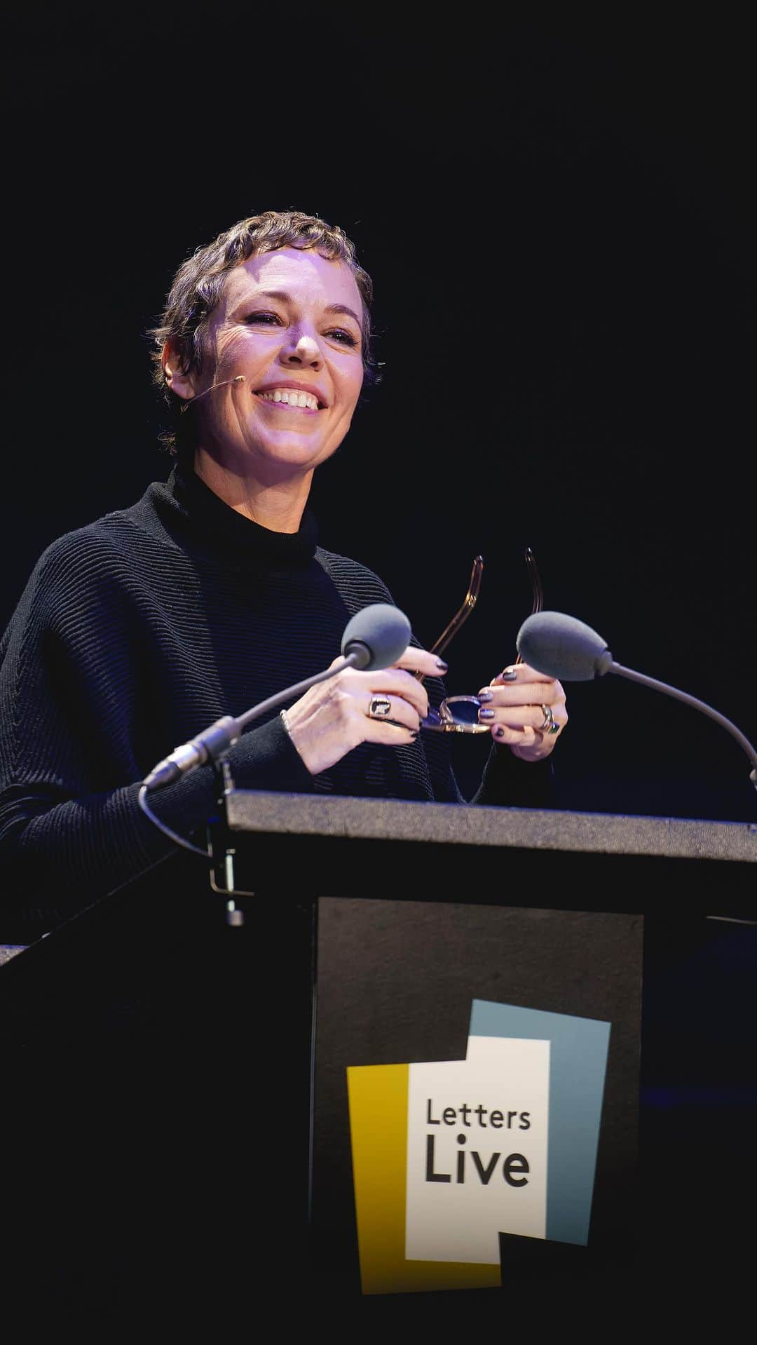 モンブランのインスタグラム：「In 2009, shortly after the death of her father, celebrated novelist Lydia Davis wrote a letter of complaint to a funeral parlour.   Watch Olivia Colman read it during the 10th edition of Letters Live celebrated at the Royal Albert Hall.  #InspireWriting #LettersLive #Montblanc #OliviaColman」