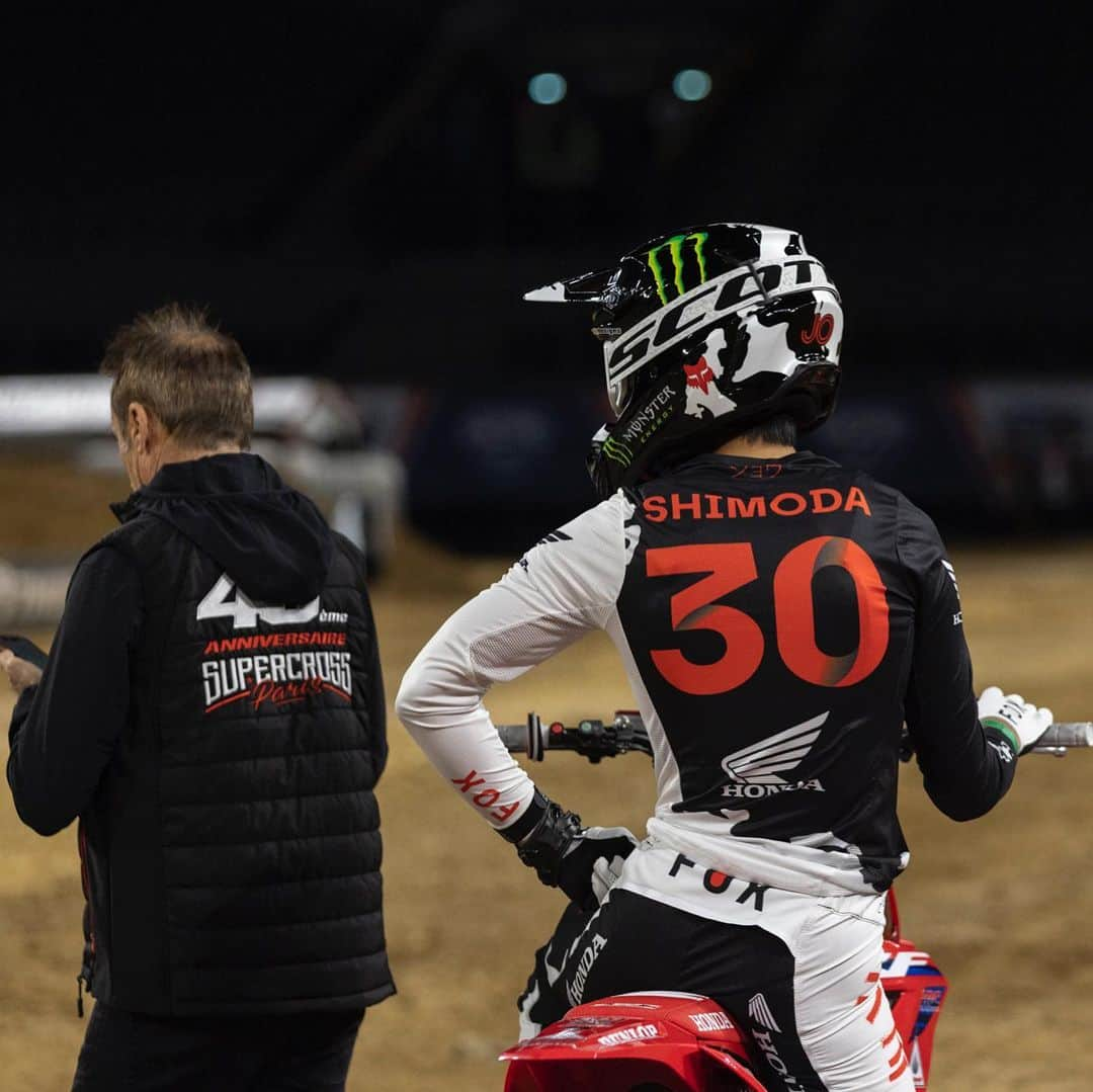 Racer X Onlineさんのインスタグラム写真 - (Racer X OnlineInstagram)「SX2 Race 1 Jo Shimoda starts the first nights race with a win 🏁 How do you guys like Jo’s new look on the Honda⁉️ @supercross_de_paris Photo: @crunch724 #ParisSupercross」11月19日 4時26分 - racerxonline