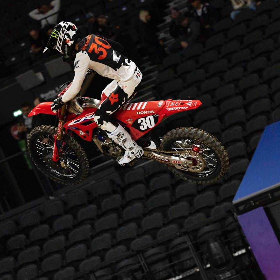 Racer X Onlineのインスタグラム：「SX2 Race 1 Jo Shimoda starts the first nights race with a win 🏁 How do you guys like Jo’s new look on the Honda⁉️ @supercross_de_paris Photo: @crunch724 #ParisSupercross」