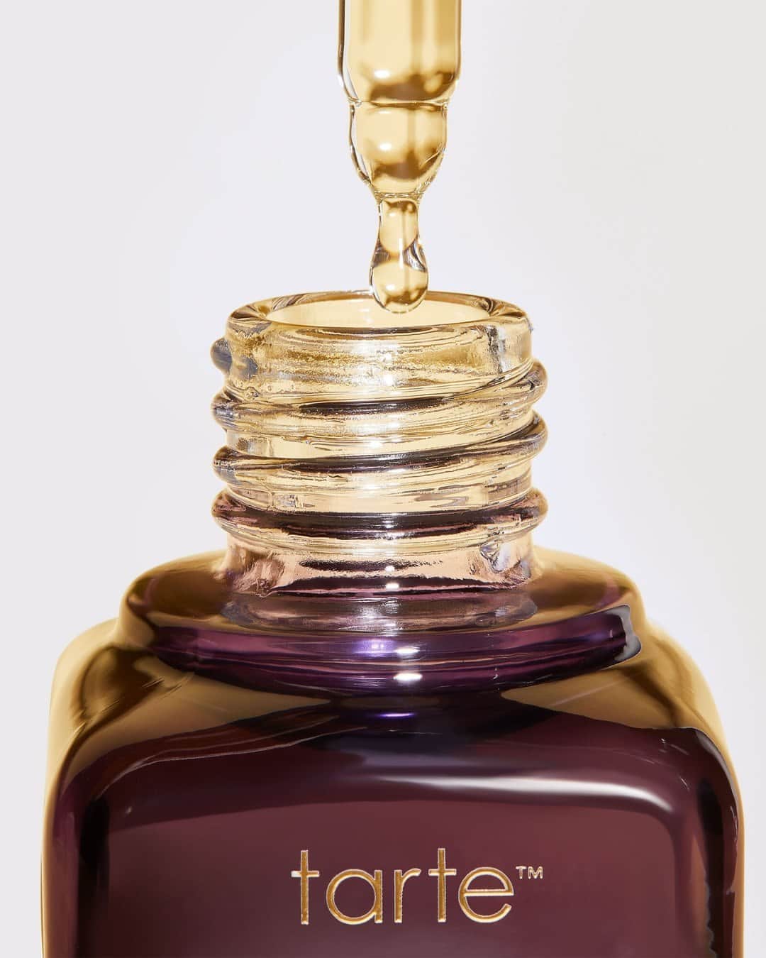 のインスタグラム：「The ultimate all-in-one miracle oil! Our maracuja oil is a multipurpose powerhouse that can be used on skin, hair & nails for maximum nourishment. Here is every way you can wear your maracuja oil to hydrate your skin!  ✨ nighttime serum ✨ daily moisturizer ✨ soothe skin ✨ tame fly-aways ✨ mix with foundation to add radiance  ✨ help split ends ✨ hair & scalp mask ✨ cuticle care ✨ body oil ✨ condition hands & feet  #tartecosmetics #rethinknatural」