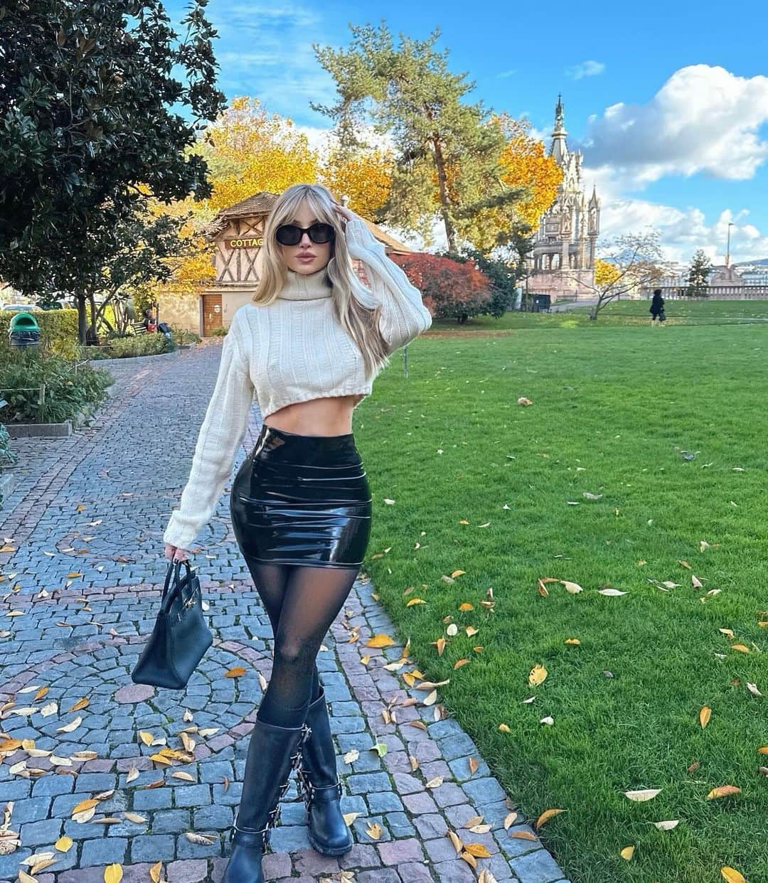 Amanda Leeのインスタグラム：「fall in switzerland 🍂🫶🍂@FashionNova」