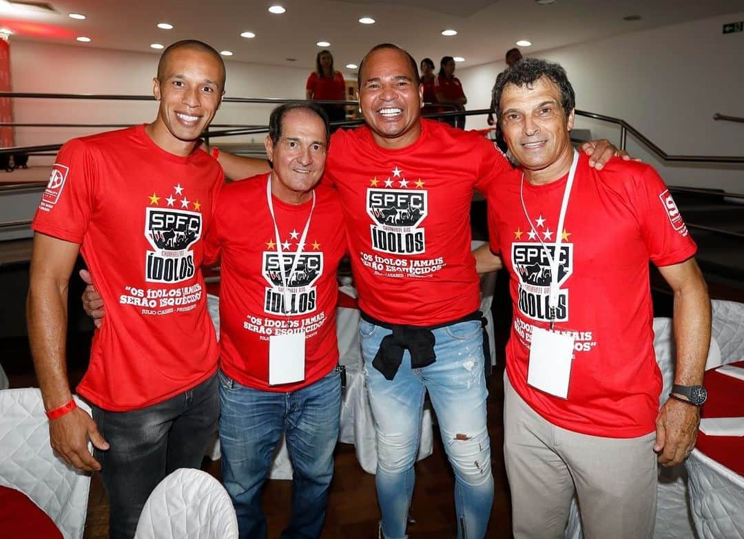 ミランダのインスタグラム：「Que prazer aproveitar o dia ao lado de tantos ídolos do @saopaulofc que fizeram história pela nossa camisa. Bonito viver momentos como esse ao lado de amigos com quem joguei e outros que sempre admirei! Vocês são a história Tricolor 🇾🇪   📸 @rchirisp」