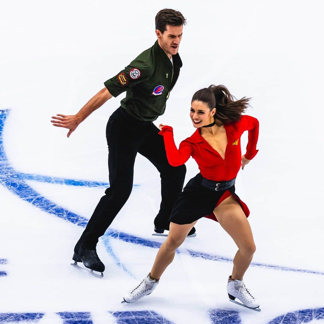 Skate Canadaのインスタグラム：「Canada's ice dance teams are on 🔥  @laurencefournierbeaudry & @nik_soerensen snag the 🥈 to win their second #GPFigure medal of the season 👏 __________  Nos équipes de danse sur glace 🇨🇦 sont en 🔥  Laurence Fournier Beaudry & Nikolaj Soerensen remportent leur deuxième médaille d'🥈 de la saison sur le circuit du Grand Prix 👏  📸 @isufigureskating」