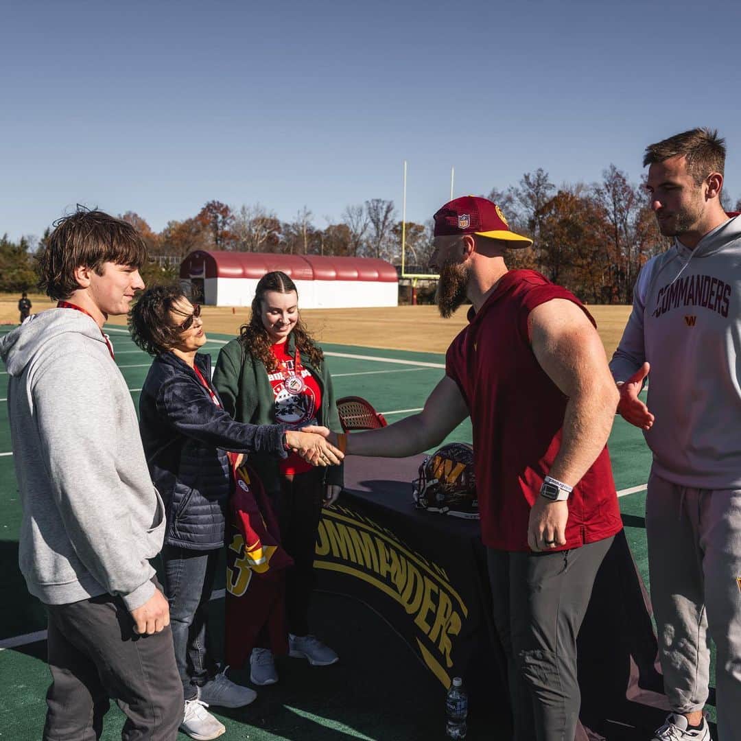 ワシントン・レッドスキンズさんのインスタグラム写真 - (ワシントン・レッドスキンズInstagram)「always an honor hosting @tapsorg families at practice 🇺🇸」11月19日 4時36分 - commanders