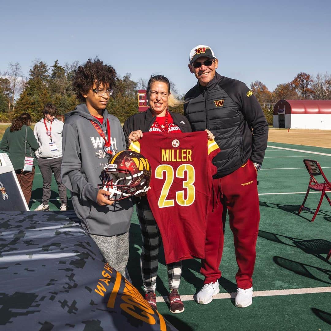 ワシントン・レッドスキンズさんのインスタグラム写真 - (ワシントン・レッドスキンズInstagram)「always an honor hosting @tapsorg families at practice 🇺🇸」11月19日 4時36分 - commanders