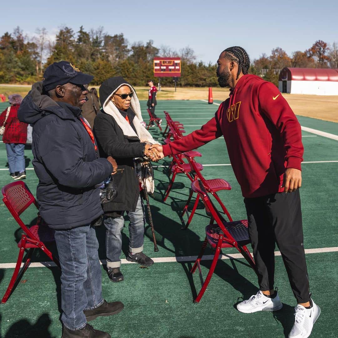 ワシントン・レッドスキンズさんのインスタグラム写真 - (ワシントン・レッドスキンズInstagram)「always an honor hosting @tapsorg families at practice 🇺🇸」11月19日 4時36分 - commanders