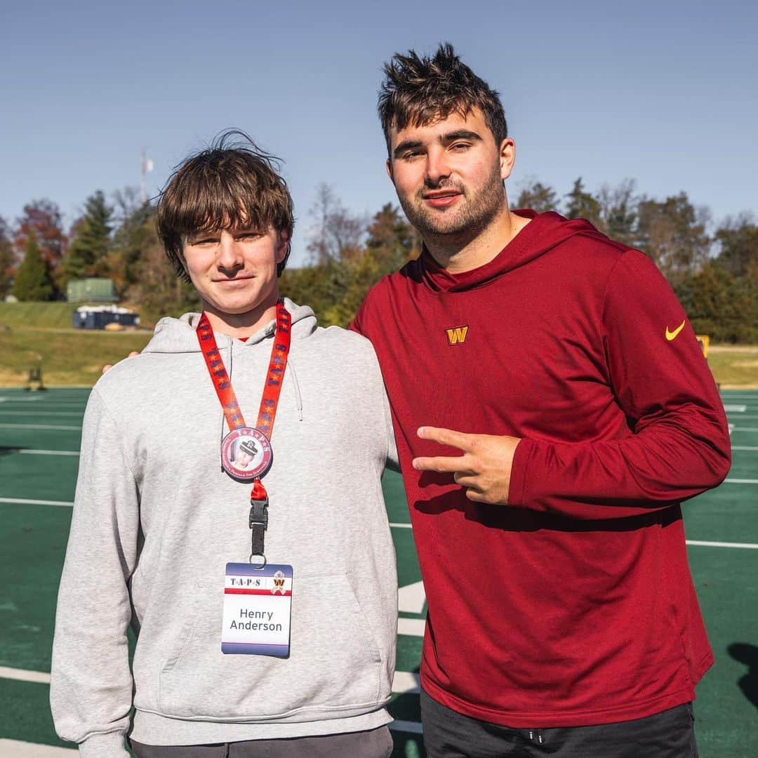 ワシントン・レッドスキンズのインスタグラム：「always an honor hosting @tapsorg families at practice 🇺🇸」