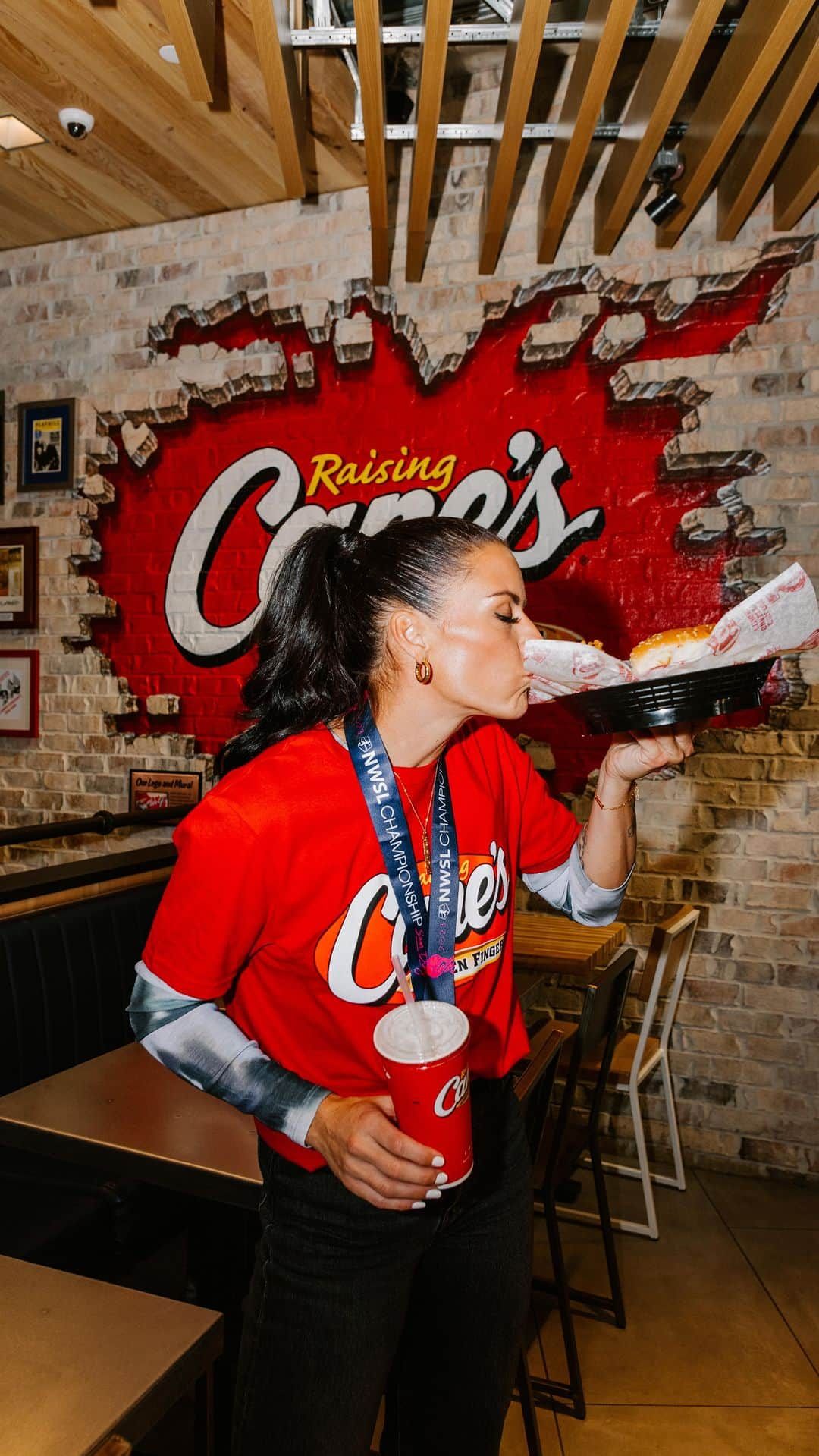 アリ・クリーガーのインスタグラム：「2x World Champ and Olympian @alikrieger brought her A game to Raising Cane’s to meet fans and serve up the Sauce! 🏆⚽️」