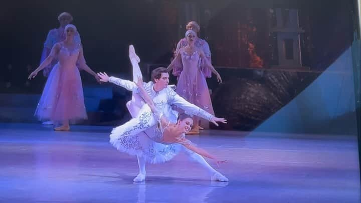 アレック・ボールドウィンのインスタグラム：「Mykyta Sukhorukov and the evanescent Julia Moskalenko. Nutcracker  Pas de deux National Opera of Ukraine  Choreography by Valery Kovtun」