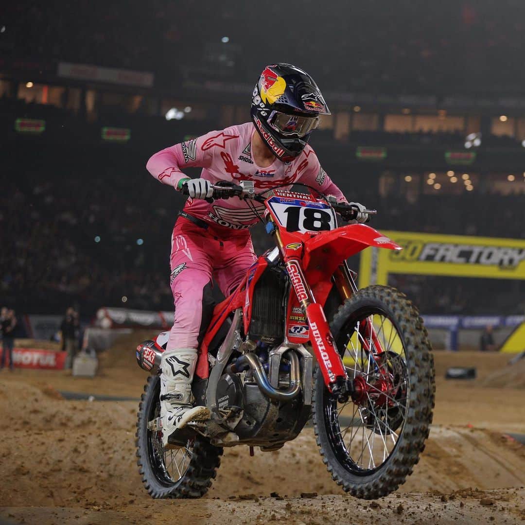 Racer X Onlineのインスタグラム：「Jett Lawrence keeping the momentum rolling into SX1 Race 1 with a win 🔥 @supercross_de_paris Photos @crunch724   SX1 Race 1 1- Jett Lawrence  2- Hunter Lawrence  3- Ken Roczen #ParisSupercross」