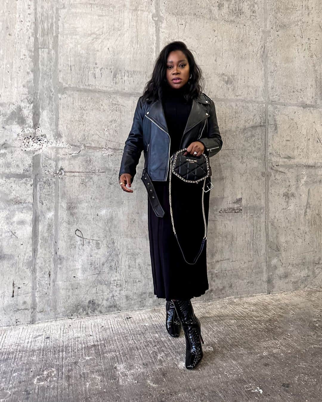 River Islandのインスタグラム：「All black: fashion's fauxever favourite 🖤  @ayeshaamato  #ImWearingRI #Linkinbio to shop  Black quilted chain trim bag - 901267」