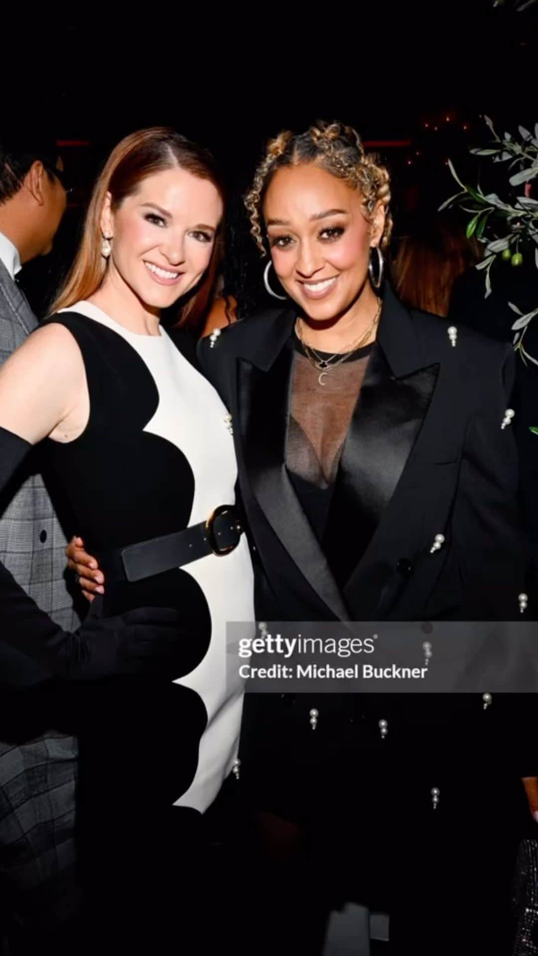 サラ・ドリューのインスタグラム：「@variety #powerofwomen @lifetimetv  Stylist: @karenraphael  Asst: @ilanauretsky  Hair: @dannidoesit  Makeup: @berlyrodriguezmua   Dress & gloves: @peggyhartanto  Boots: @lesilla  Earrings: @lele_sadoughi  Belt: @blowthebelt   @tiamowry @margotrobbieofficial @dualipa @1eblnt @leonardodicaprio @garcelle @billieeilish @finneas @oprah #careymulligan @tasiasword @lilygladstone」