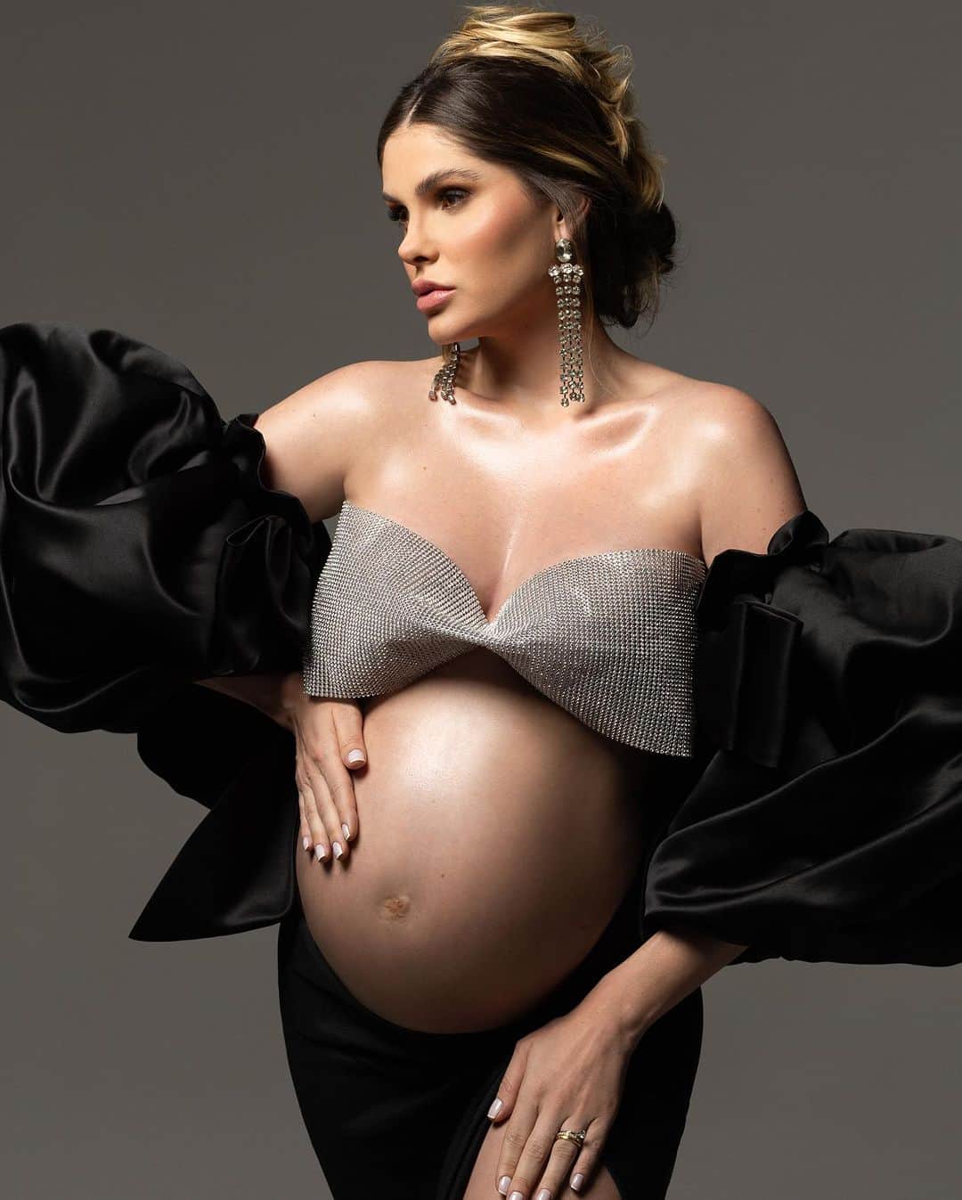バーバラ・エバンスのインスタグラム：「Últimos dias de barriga!!  33 semanas por aqui, os meninos estão ÓTIMOS.  Tenho muito que agradecer.   Álvaro e Antônio nós amamos muito vcs ♥️  Fotos incríveis da @maririghez」