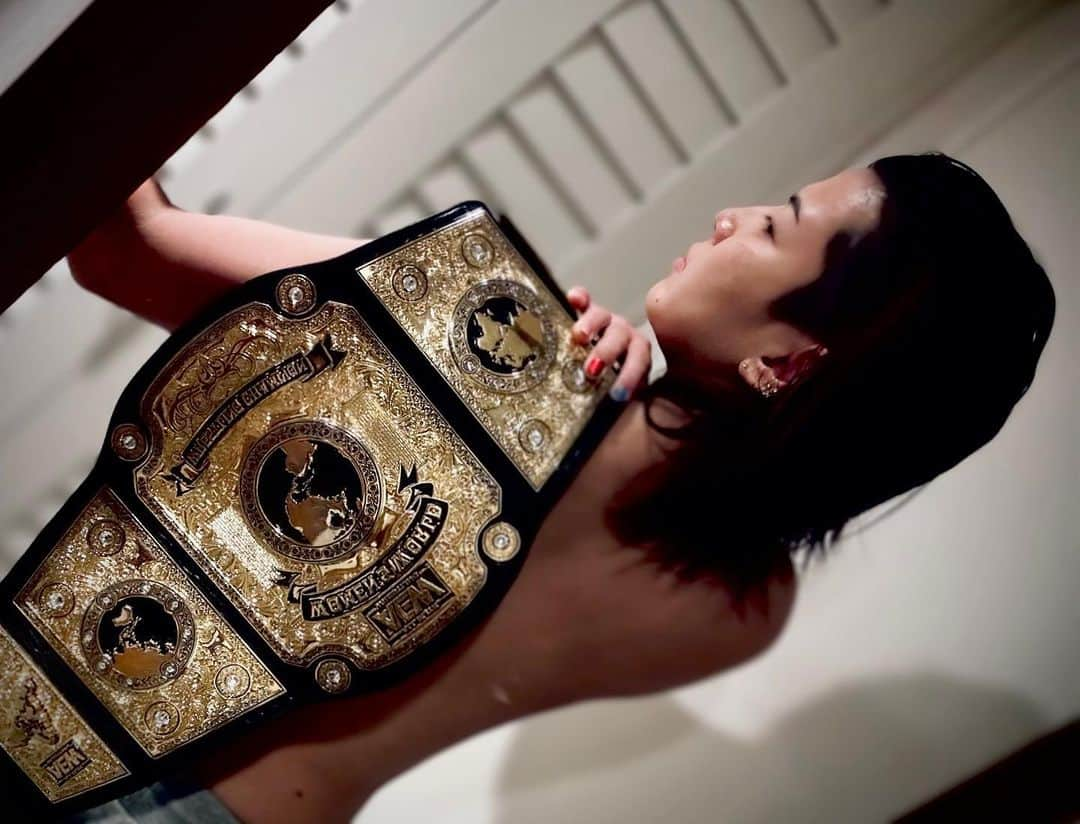 志田光のインスタグラム：「HISTORY MAKER is ready. ・The first 3-time AEW women’s World champion ・The longest reign champ in AEW women’s World history  ・The first women’s wrestler who got 50 wins in AEW ・the Women’s wrestler who did main events most in AEW #AEWFullGear #aew #hikarushida」