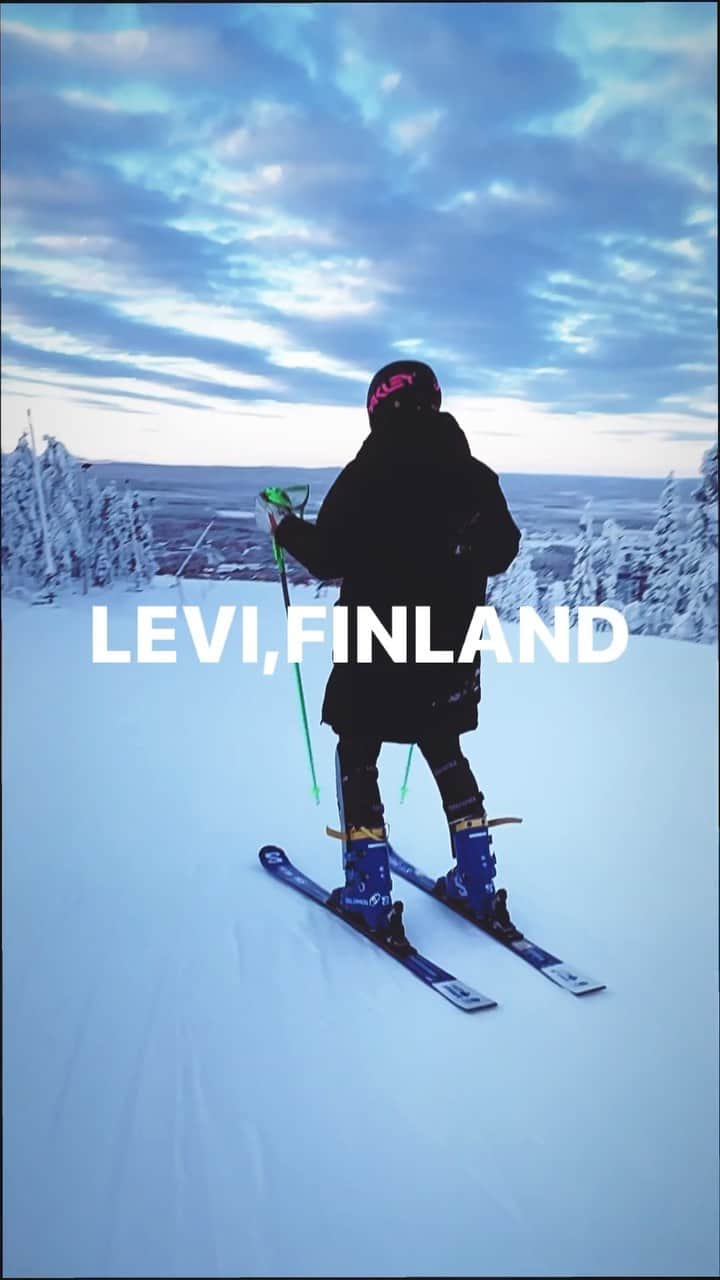 佐々木明のインスタグラム：「📍 LEVI,FINLAND 🇫🇮  I really happy to be back on racing slopes,Everyday special.Give thanks for life 🙏  #finland #landscape #nature #winterland #leviskiresort #🇫🇮  北極圏を越え更に200キロほど北上した先にあったのは雪の王国。 そう、楽園でした❄︎❄︎❄︎  初めて訪れてから26年が経っていた様です。  そこには今も深く広く美しく どこまでも広がる森  背の高さほどにある太陽 その位置がもたらす淡い光  どれをとっても特別な場所時間空気でした  フィンランド有難う」