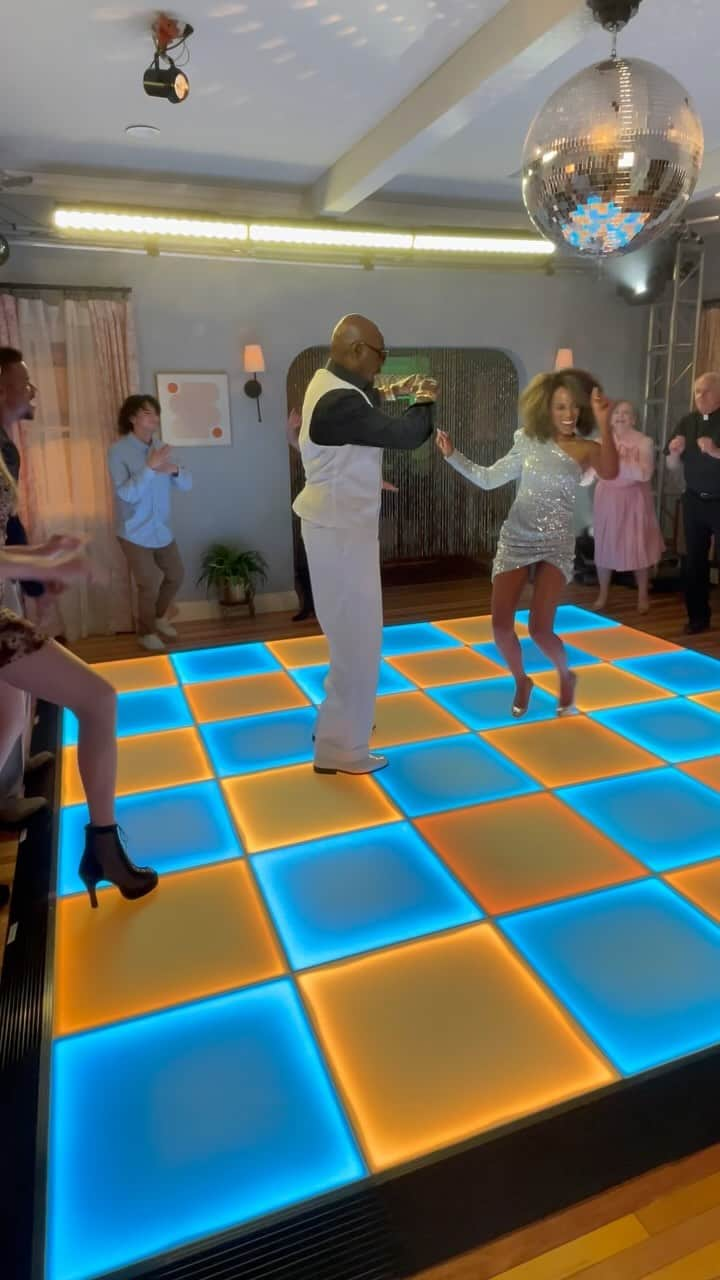 ケリー・ワシントンのインスタグラム：「Still one of my favorite days on set EVER!!!!!! Love this dancing man. HAPPY BIRTHDAY @theauthenticdelroylindo!!!!!!!! 💃🏾🕺🏾 #UnprisonedHulu #BTS」