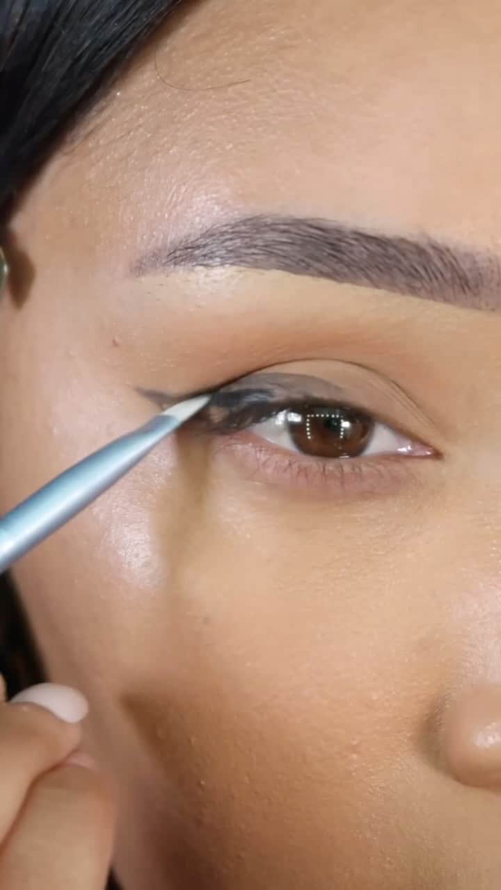 Anastasia Beverly Hillsのインスタグラム：「Winged eyeliner hack 😍 @itsskayylaa (she/her) uses the shade Noir from our Soft Glam palette to create the perfect wing 🔥  #AnastasiaBeverlyHills」