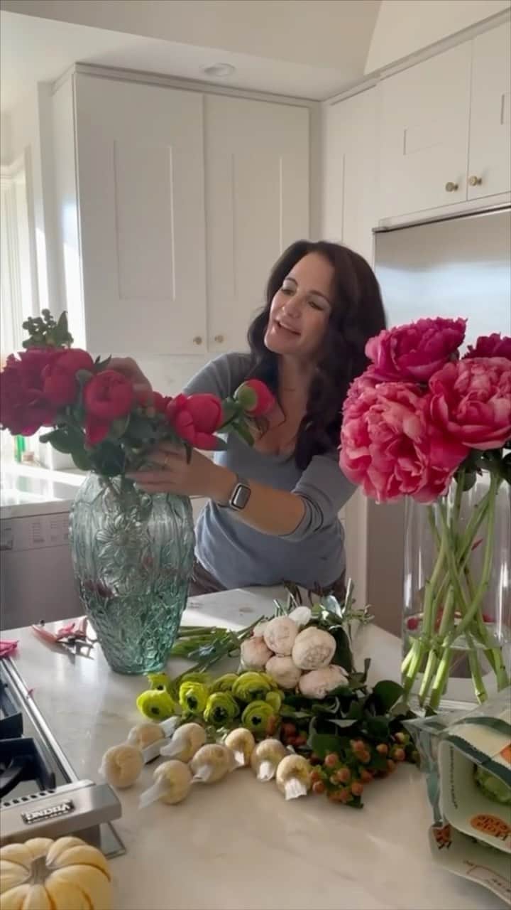 クリスティン・デイヴィスのインスタグラム：「Loved making this super green flower arrangement for Thanksgiving 💐 Thank you @flowertruckla for always having the best flowers!」