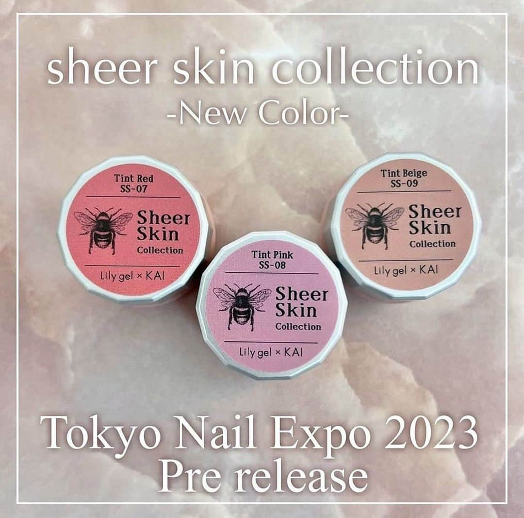 KAI32のインスタグラム：「NAIL EXPO 2023 . ついに情報解禁です🩰...♡  @lilygel.nail  Lily gel ×  KAI  Sheer skin Collectionから待望の 新色が発売されます✨  NAIL EXPO2023で どこよりも早く先行販売いたします👏🏻  〝Sheer Skin Collection〟 ヴェールを纏ったように素肌を美しく魅せる絶妙な透明感🫧 ちゅるんとムラなく塗れる、こだわりのスキンカラーです。  07 🆕 ルージュのようなうる艶シアーレッド。 ティントリップの様にじゅわっと発色します！ グラデーションもしやすく、ムラになりません。重ね塗りでお好きな濃度に調整可能。  08 🆕 ほどよいくすみ感のあるモーヴピンク。 ティントリップの様にじゅわっと発色します！ グラデーションもしやすく、ムラになりません。重ね塗りでお好きな濃度に調整可能。  09 🆕 肌馴染みの良いティントルージュのようなオレンジベージュ。素肌が綺麗に見える万能カラーです。グラデーションもしやすく、ムラになりません。重ね塗りでお好きな濃度に調整可能。 . お得なセット売りもございます！ 限定100セットなので是非GETしてくださいね😉 . . . #lilygel #pinkrosewindow #pink_rose_window」