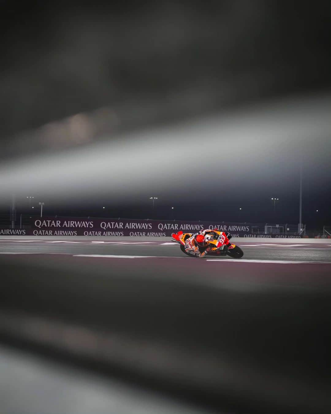 マルク・マルケスさんのインスタグラム写真 - (マルク・マルケスInstagram)「Día de Sprint terminado! P.11 🏁A seguir focus trabajando para la carrera de mañana! 🫡🤘  Sprint day over! P.11 and focused on the tomorrow race!  #MM93 #QatarGP #MotoGP」11月19日 5時02分 - marcmarquez93