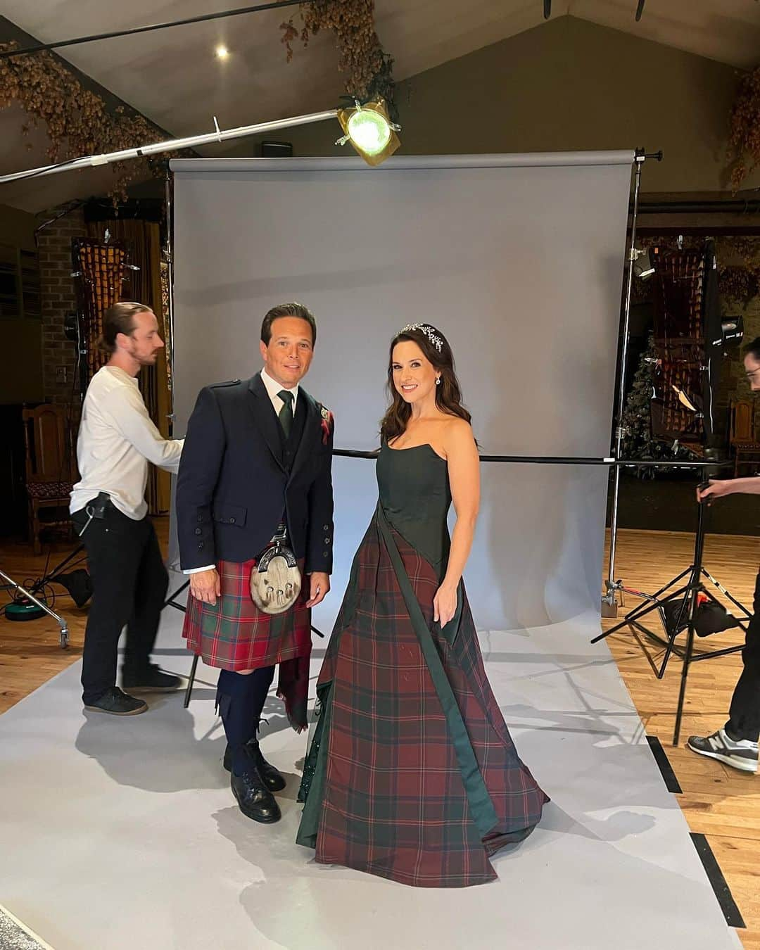 レイシー・シャベールさんのインスタグラム写真 - (レイシー・シャベールInstagram)「#AMerryScottishChristmas premieres tonight! Making this special movie was such a wonderful experience and I really hope you enjoy it! Let me know if you catch all of the Party of Five references ;) @hallmarkchannel 8/7c #countdowntochristmas」11月19日 5時03分 - thereallacey