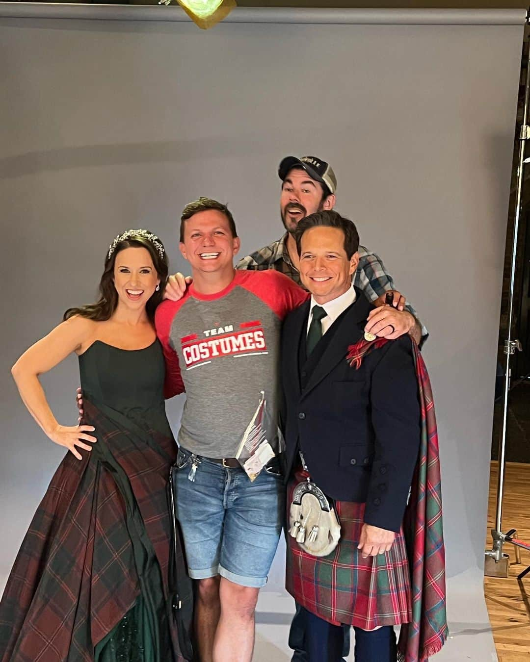 レイシー・シャベールさんのインスタグラム写真 - (レイシー・シャベールInstagram)「#AMerryScottishChristmas premieres tonight! Making this special movie was such a wonderful experience and I really hope you enjoy it! Let me know if you catch all of the Party of Five references ;) @hallmarkchannel 8/7c #countdowntochristmas」11月19日 5時03分 - thereallacey