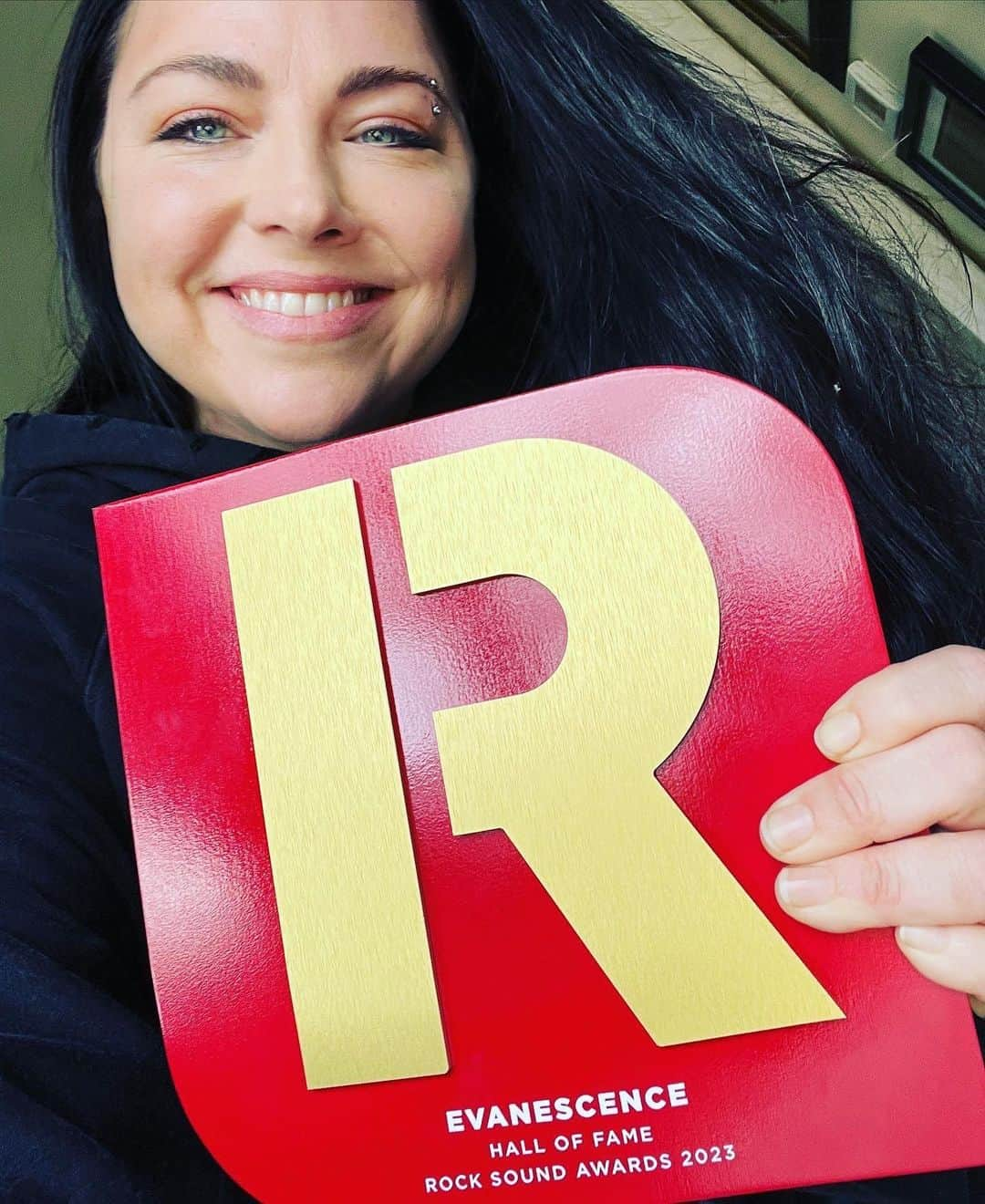 Rock Soundのインスタグラム：「Evanescence’s Amy Lee with her 2023 Rock Sound Hall Of Fame Award  Get your copy of our awards issue to read the full interview, reflecting on 20 years of ‘Fallen’, plus a giant double-sided poster and A4 photo print  Order now at SHOP.ROCKSOUND.TV, link in bio  #evanescence #amylee #rock #metal」