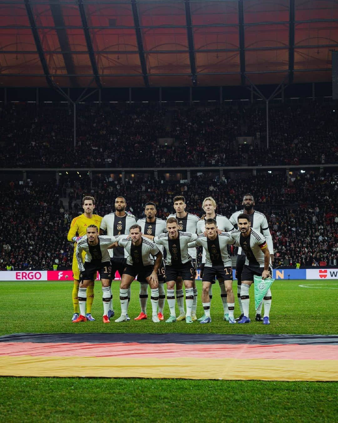 サッカー ドイツ代表チームのインスタグラム：「🖤❤️💛  #dfbteam #GERTUR 📸 DFB/Philipp Reinhard」