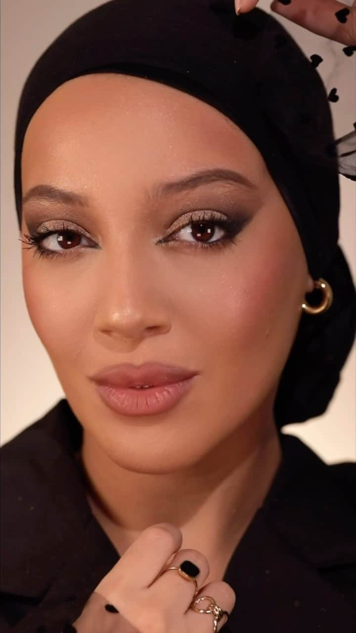 KIKO MILANOのインスタグラム：「Join the festive vibe with a glam-up session inspired by @salimaaliani! ✨ Recreate her gold shimmery #eyelook using the new #KIKOHolidayPremiere and make this season extra glam! 💫  Sublime Hydra Face Serum - Dreamy Eyeshadow Palette - 24h Lasting Foundation 03, 06 - Made To Shine Eyeshadow Palette 02 - Iconic Masterpiece Blush 02 - Setting Face Powder - Hydra Lip Stylo 02 - Liquid Face Highlighter 01 - Lasting Duo Eyepencil 04 - Unmissable Brushes Gift Set - Eyes 58 Blending Brush - Face 11 Contouring Brush - Eyes 66 Pointed Blending Brush  #KIKOTrendsettees #makeuptutorial #holidaymakeup #festivemakeup #glammakeup」