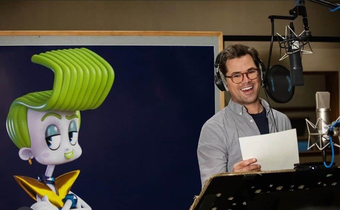 アンドリュー・ラネルズのインスタグラム：「Trolls 3 is in theaters now! I get to play (in my mind) a lovable villain with my pal, @amyschumer ! I get to sing some amazing songs and I have sweet hair! #Veneer」